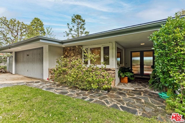 2144 Banyan Dr, Los Angeles, CA 90049